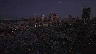 Metropolis 'teki binaların hava indirme görüntüleri. Şehir merkezindeki gökdelenleri aydınlatılmış bir gökyüzü. San Francisco, California, ABD