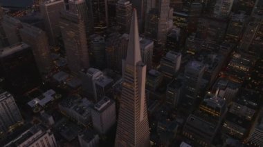Alacakaranlıkta ünlü Transamerica Piramidi. Şehir merkezindeki iş binalarının yüksek açılı görüntüsü. San Francisco, California, ABD