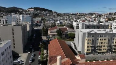 Büyük şehirde şehir dışına uç. Sokaklar ve evler üzerinde alçak uçuş. San Francisco, California, ABD