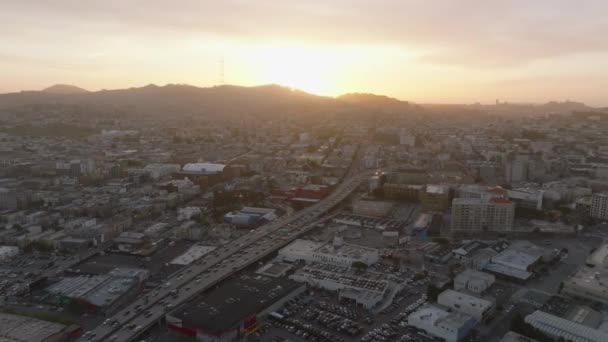 日没時の街の空中パノラマ映像 町のトランク道路上の交通渋滞 米国カリフォルニア州サンフランシスコ — ストック動画