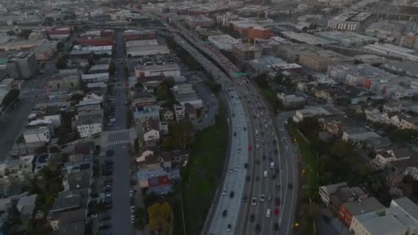 夕暮れ時に都市のマルチレーン高速道路上の重いトラフィックの高角度ビュー 米国カリフォルニア州サンフランシスコ — ストック動画