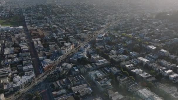 日没時に市街地のビルや街路グリッドの高い角度のビュー マーケット ストリートを走る車両 米国カリフォルニア州サンフランシスコ — ストック動画