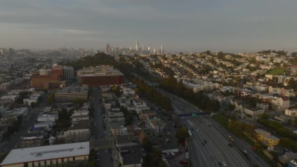 Metropolis Kenar Mahallelerinin Altın Saatinde Havadan Çekilmiş Görüntüleri Aile Evleri — Stok video