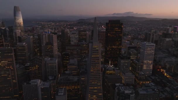夜间空中拍摄市中心的摩天大楼 横贯美国的金字塔 销售大楼和其他高层商业大楼 美国加利福尼亚州旧金山 — 图库视频影像