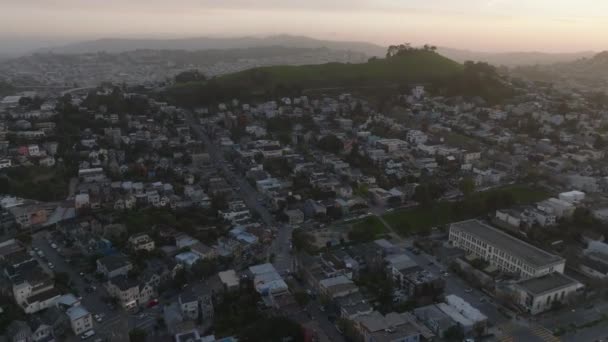 Adelante Vuelan Por Encima Del Barrio Urbano Residencial Paisaje Montañoso — Vídeos de Stock