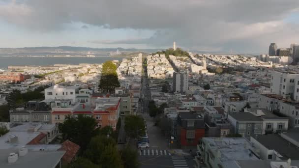 前进在城市住宅区上空飞行 在远处的山上 一条长长的笔直的街道被房屋和Coit塔围绕着 美国加利福尼亚州旧金山 — 图库视频影像