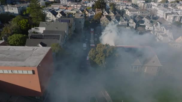 Brandbekämpningsenheter Med Maskiner Och Utrustning Tämja Brand Bostadshus Staden San — Stockvideo