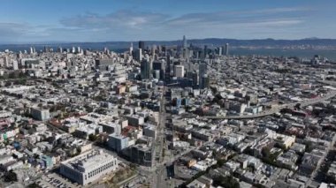 İleri, şehrin üzerinde uçar. Şehir merkezinde gökdelenleri olan Metropolis 'in hava panoramik manzarası. San Francisco, California, ABD