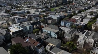 Şehir merkezindeki evlerin yüksek açılı görüntüsü. Şehrin varoşlarında yükselen tepeleri ortaya çıkarın. San Francisco, California, ABD