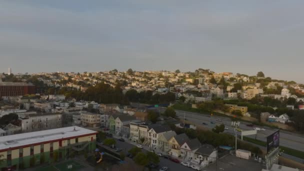 Domy Dzielnicy Mieszkalnej Ruchliwej Autostrady Wielopasmowej Prowadzi Wokół San Francisco — Wideo stockowe