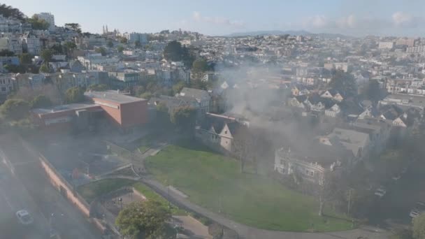 都市の町の開発の空中ビュー 通りに沿って行の1つの家から来る密な煙 米国カリフォルニア州サンフランシスコ — ストック動画