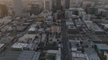 Kasaba gelişimindeki kilisenin yüksek açılı görüntüsü. Yukarı kaldır ve şehrin alacakaranlık gökyüzüne karşı manzarasını göster. San Francisco, California, ABD