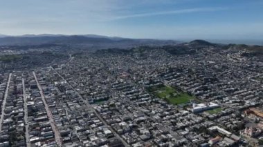 Metropolis 'teki yerleşim yerlerinin inanılmaz hava görüntüleri. Ufukta evler ve sokaklar var. San Francisco, California, ABD