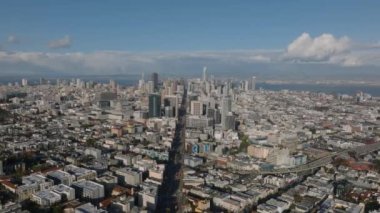 Şehir merkezindeki yüksek katlı ofis binalarının hava panoramik kaydırak ve pan görüntüleri. San Francisco, California, ABD