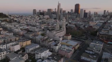 Metropolis 'teki binaların alacakaranlıktaki hava kayması ve pan görüntüleri. Arka planda bir grup modern iş gökdelenleri var. San Francisco, California, ABD