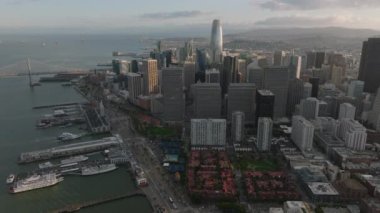 Günbatımında Financial District 'teki bir grup modern yüksek binaların panoramik görüntüsü. San Francisco, California, ABD