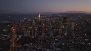 Alacakaranlıktaki yüksek katlı iş binalarının hava panoramik görüntüleri. Aydınlatılmış gökdelenler. San Francisco, California, ABD