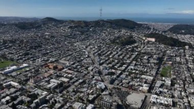 Şehir merkezindeki evlerin hava panoramik görüntüleri. Arka planda Twin Peaks ve Sutro telekomünikasyon kulesi. San Francisco, California, ABD