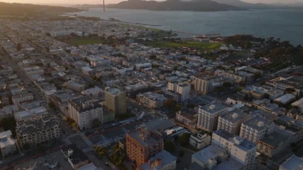 Alacakaranlıktaki Kentsel Binaların Yüksek Açılı Manzarası Yükselince Golden Gate Köprüsü — Stok video