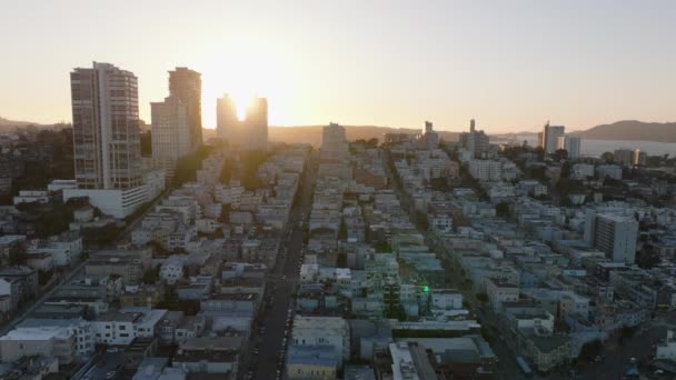 ロマンチックな夕日に対する住宅都市のボロでの町の開発の空中パノラマ映像 米国カリフォルニア州サンフランシスコ — ストック動画