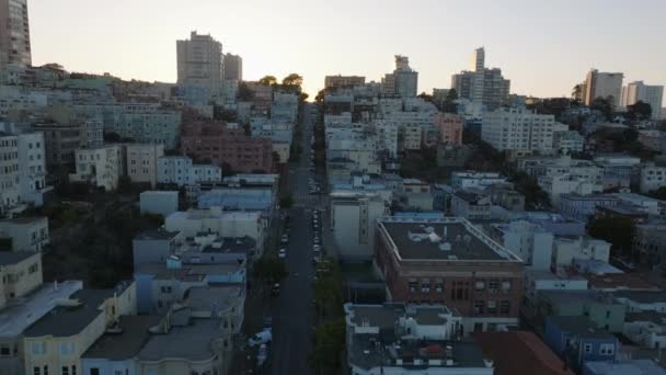 Filmagem Aérea Edifícios Residenciais Bairro Urbano Entardecer Ruas Casas Vários — Vídeo de Stock
