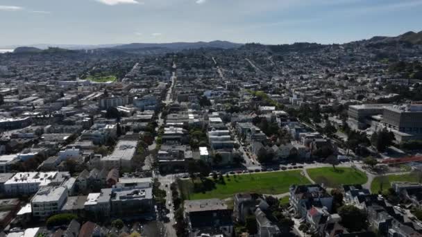朝下的飞机在城市上空飞行 城市住宅区的低矮建筑 街道和公园 美国加利福尼亚州旧金山 — 图库视频影像