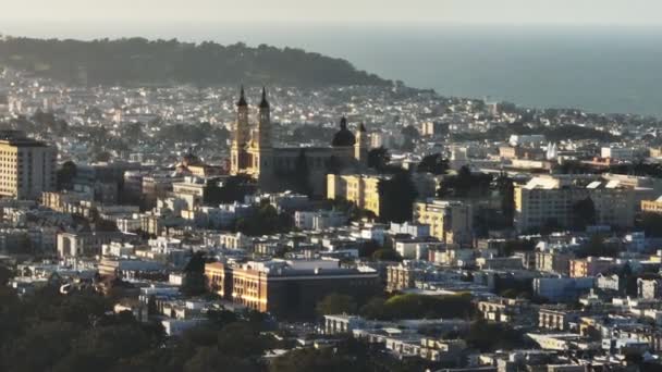 リッチモンド地区のセントイグナチオ教会や建物の空中スライドとパンの映像を背景に パララックス効果 米国カリフォルニア州サンフランシスコ — ストック動画