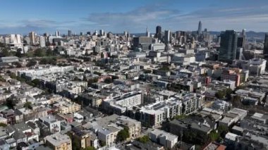 Metropolis 'teki binaların havadan yükselen görüntüleri. Finansal bölgedeki modern gökdelenleri yavaş yavaş gözler önüne seriyor. San Francisco, California, ABD