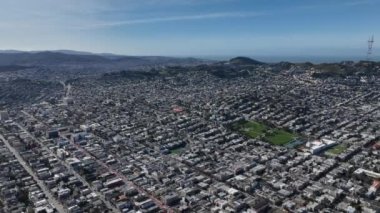 Metropolis 'in üstünde uç. Yerleşim yerlerinin havadan görünüşü. Şehirdeki caddeleri kaplayan evler. San Francisco, California, ABD