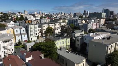 Güneşli bir günde Metropolis 'in şehir merkezindeki apartmanların üzerinde alçak uçuş. San Francisco, California, ABD