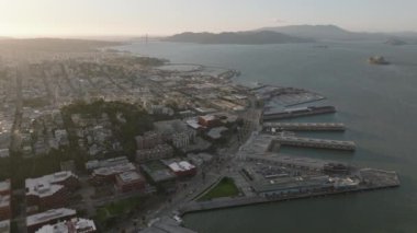 Körfez kıyısının üzerinden uç. Şehir alacakaranlıkta, Metropolis 'teki su ve şehir gelişimine açılan rıhtımın havadan görünüşü. San Francisco, California, ABD
