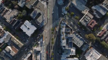 Şehirdeki yol kavşağından geçen arabaların en tepeden tırnağa görüntüsü. San Francisco, California, ABD