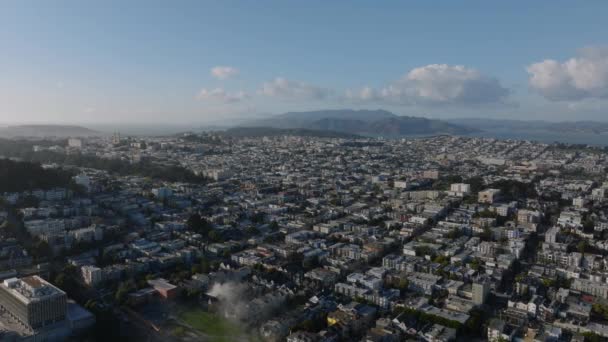 大城市美丽的空中全景镜头 城市居民小区和丘陵地带的房屋背景从水面升起 美国加利福尼亚州旧金山 — 图库视频影像
