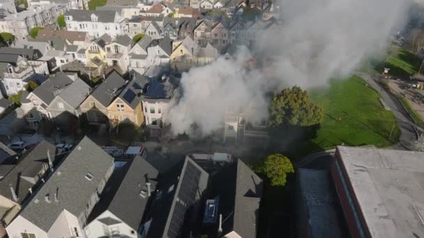 Dichte Rook Stijgt Uit Brandend Huis Woonwijk Brandweerlieden Grijpen Beveiligen — Stockvideo