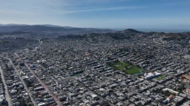 Güneşli bir günde büyük şehrin hava panoramik görüntüleri. Yerleşim bölgelerinde yoğun şehir gelişimi. San Francisco, California, ABD