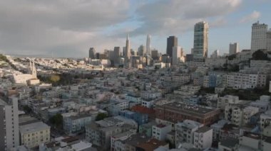 Kentsel yerleşim yerlerindeki binaların hava görüntüleri. Arka planında gökdelenler olan bir siluet. San Francisco, California, ABD