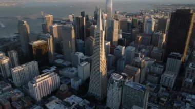 Finansal bölgedeki modern gökdelenlerin hava panoramik görüntüleri. Transamerica Piramidi ve çevresindeki yüksek katlı ofis kuleleri. San Francisco, California, ABD