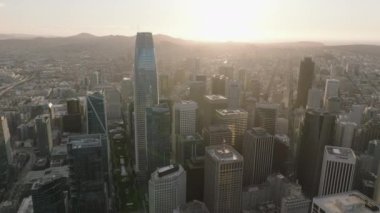 Günbatımına karşı modern şehir merkezindeki gökdelenlerin hava sineması görüntüleri. Metropolis 'in finans bölgesi, altın saat. San Francisco, California, ABD