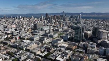 Finans Bölgesi 'ndeki büyük kubbeli ve şehir merkezli gökdelenlerin hava görüntüleri. San Francisco, California, ABD