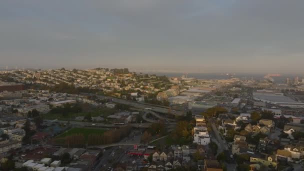 黄金の時間に都市部の空中パノラマ映像 住宅街 忙しい高速道路とバックグラウンドでダウンタウン 米国カリフォルニア州サンフランシスコ — ストック動画