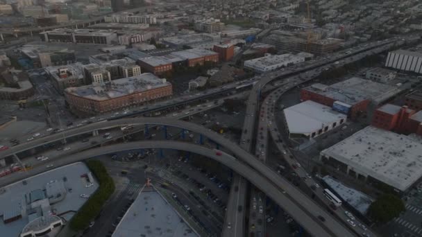 Luftaufnahmen Der Verkehrsinfrastruktur Der Stadt Stoßzeiten Schwerer Verkehr Auf Mehrspurigen — Stockvideo