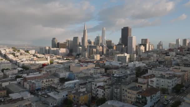 前進は黄金の時間に大都市の上を飛ぶ 雲と空に対するダウンタウンの高層ビル 米国カリフォルニア州サンフランシスコ — ストック動画