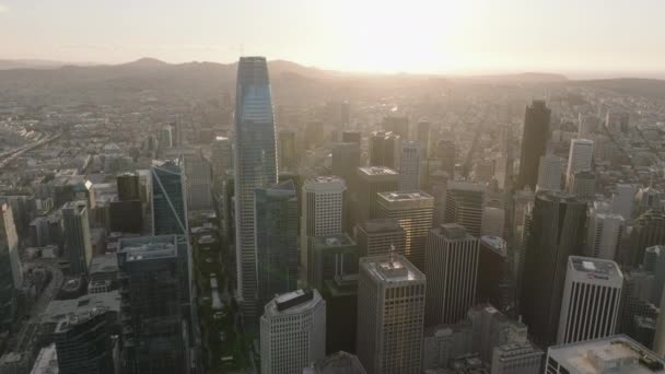 夕日に対する近代的なダウンタウンの高層ビルの空中映像 黄金の時間で大都市の金融地区 米国カリフォルニア州サンフランシスコ — ストック動画