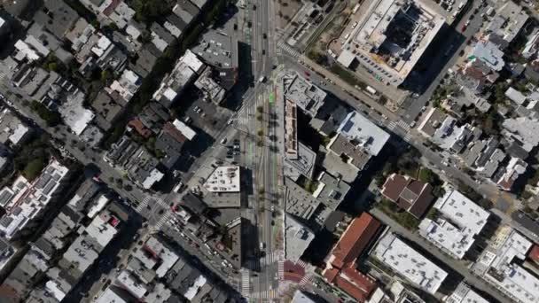 飞到城市上空 从上往下拍摄通过交叉口的街道和车辆的交通情况 美国加利福尼亚州旧金山 — 图库视频影像