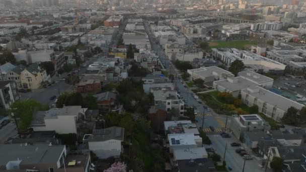 城市住宅区街道沿线房屋的高角形景观 以现代市中心办公大楼为背景的城市景观倾斜揭示 美国加利福尼亚州旧金山 — 图库视频影像