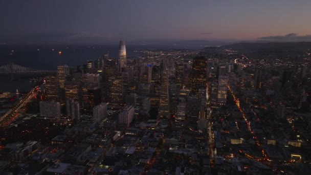 夜晚的城市从高处 黄昏时分市中心摩天大楼的空中录像 美国加利福尼亚州旧金山 — 图库视频影像