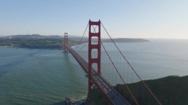 Su alan Golden Gate Köprüsü 'nün hava görüntüleri. Uzun asma köprü ve deniz kıyısından geçen araçlar. San Francisco, California, ABD.