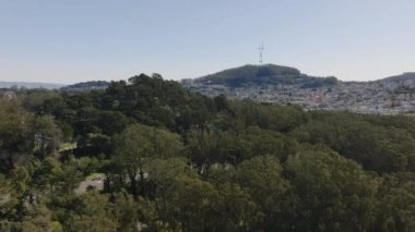 Şehirdeki parkların hava görüntüleri. Golden Gate Park 'taki ağaçlar. Yüksek Sutro Kulesi 'nin altındaki binaları gösteriyor. San Francisco, California, ABD.