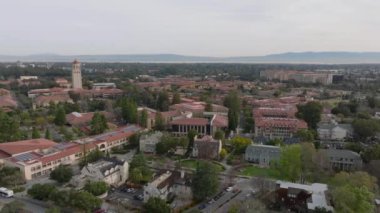 Leland Stanford Junior Üniversitesi 'nin kampüsündeki binaların hava görüntüsü. Kırmızı çatılı bir grup büyük ev. Stanford, California, ABD.