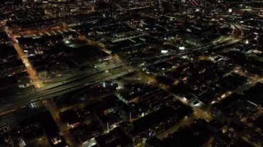 Gece görüş açısı, çok şeritli ana yoldaki trafiğin gece vakti şehir merkezinden geçişini gösteriyor. San Francisco, California, ABD.